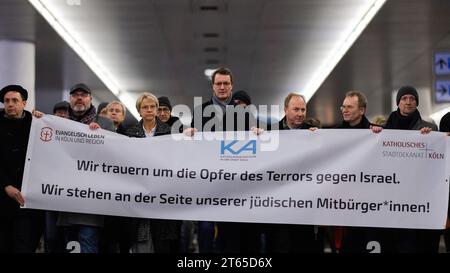 Köln, Deutschland. November 2023. Hendrik Wüst (M, CDU), Ministerpräsident von Nordrhein-Westfalen, nimmt an einem stummmarsch vor dem Gedenktag für die Pogromnacht vor 85 Jahren Teil. Kirchenverbände wollen mit dem Stillen marsch der Opfer der Angriffe auf Israel gedenken. Quelle: Rolf Vennenbernd/dpa/Alamy Live News Stockfoto