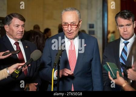 Chuck Schumer Demokrat von New York, Mitte, wird vom US-Senator Mike, dem Republikaner von South Dakota, links, unterstützt. und US-Senator Todd Young Republican of Indiana für ein Pressegespräch zwischen Panels der parteiübergreifenden AI Insight Foren im Russell Senate Office Building in Washington, DC, Mittwoch, 8. November 2023. Die KI-Insight-Foren sollen KI-Interessengruppen zusammenbringen, um den Kongress-Prozess zur Entwicklung parteiübergreifender Rechtsvorschriften für künstliche Intelligenz zu unterstützen. Die Foren haben sich darauf konzentriert, den Opp zu nutzen Stockfoto