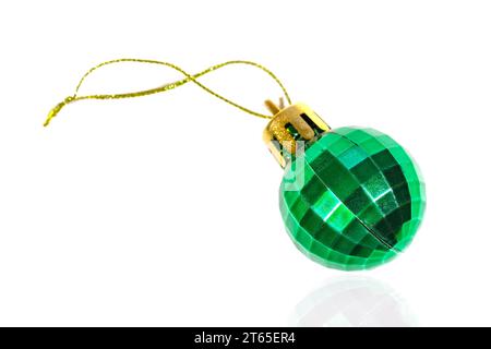 Weihnachtlicher grüner Ball isoliert auf weiß. Weihnachtsspielzeug Stockfoto