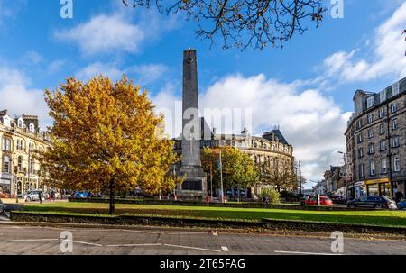 HARROGATE, GROSSBRITANNIEN - 7. NOVEMBER 2023. Panoramablick auf das Cenotaph und das war Memorial zum Gedenken an die gefallenen Soldaten des Weltkriegs am Prospect Square Stockfoto