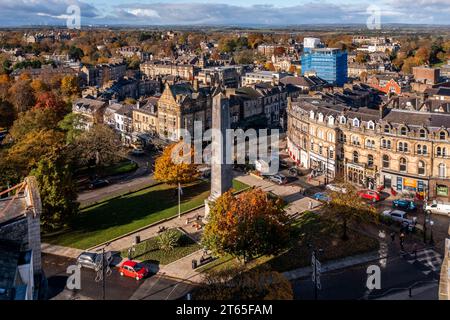 PROSPECT SQUARE, HARROGATE, GROSSBRITANNIEN - 7. NOVEMBER 2023. Ein Luftbild des Harrogate Cenotaph war Memorial und der viktorianischen Architektur in P Stockfoto