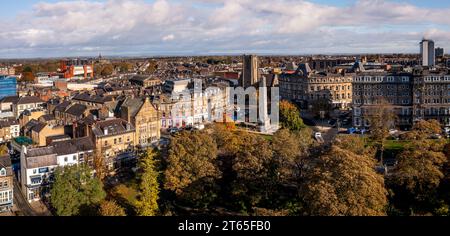 PROSPECT SQUARE, HARROGATE, GROSSBRITANNIEN - 7. NOVEMBER 2023. Ein Luftbild des Harrogate Cenotaph war Memorial und der viktorianischen Architektur in P Stockfoto