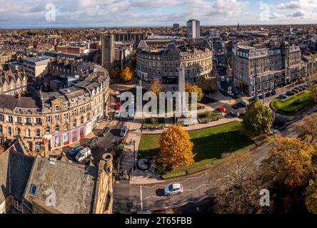 PROSPECT SQUARE, HARROGATE, GROSSBRITANNIEN - 7. NOVEMBER 2023. Ein Luftbild des Harrogate Cenotaph war Memorial und der viktorianischen Architektur in P Stockfoto