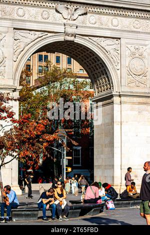 Menschen am Washington Square Park Arch, Manhattan, New York City Stockfoto
