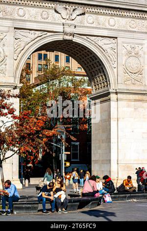 Menschen am Washington Square Park Arch, Manhattan, New York City Stockfoto