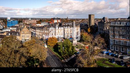 PROSPECT SQUARE, HARROGATE, GROSSBRITANNIEN - 7. NOVEMBER 2023. Ein Luftbild des Harrogate Cenotaph war Memorial und der viktorianischen Architektur in P Stockfoto