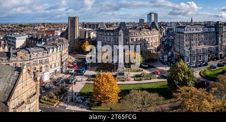 PROSPECT SQUARE, HARROGATE, GROSSBRITANNIEN - 7. NOVEMBER 2023. Ein Luftbild des Harrogate Cenotaph war Memorial und der viktorianischen Architektur in P Stockfoto