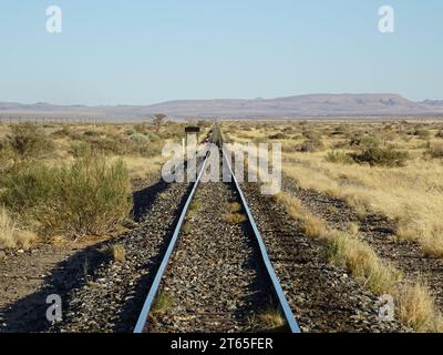 Einsame gerade Eisenbahn in Namibia Stockfoto