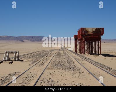 Der verlassene Bahnhof von Garub bei Luderitz im Süden Namibias, in der extremen Wüste, mit hellem Sonnenschein Stockfoto