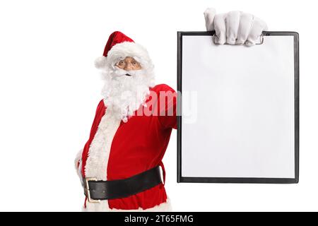 Der weihnachtsmann hält ein leeres Papier auf einer Zwischenablage, isoliert auf weißem Hintergrund Stockfoto