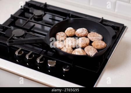 Hausgemachte Fleischkoteletts in der Küche in einer Pfanne gebraten Stockfoto