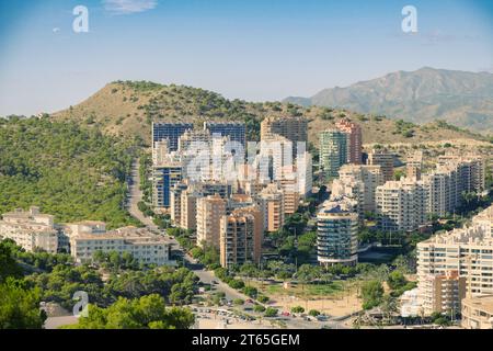 Blick auf La Cala Villajoyosa mit modernen Apartmenthäusern an sonnigen Tagen. La Vila Joiosa ist eine Küstenstadt in der Provinz Alicante in Valencia Stockfoto