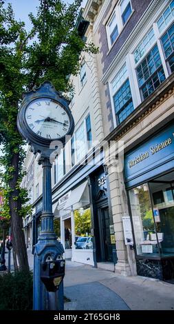 GREENWICH, CT, USA - 11. SEPTEMBER 2021: Christlich-wissenschaftlicher Lesesaal mit Uhr an der Greenwich Avenue Stockfoto