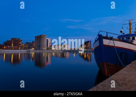 Ein Boot am Yachthafen mit Blick über Limhamn, Schweden Stockfoto