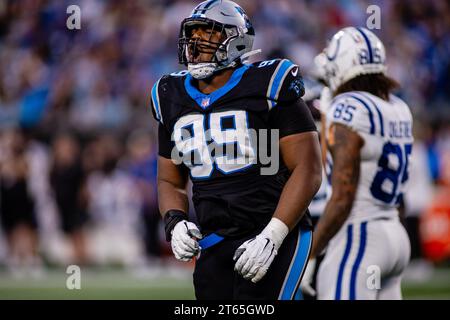 Charlotte, NC, USA. November 2023. Carolina Panthers Defensive Tackle Shy Tuttle (99) feiert im zweiten Quartal des NFL-Matchups gegen die Indianapolis Colts in Charlotte, NC. (Scott Kinser/Cal Sport Media) (Bild: © Scott Kinser/Cal Sport Media). Quelle: csm/Alamy Live News Stockfoto