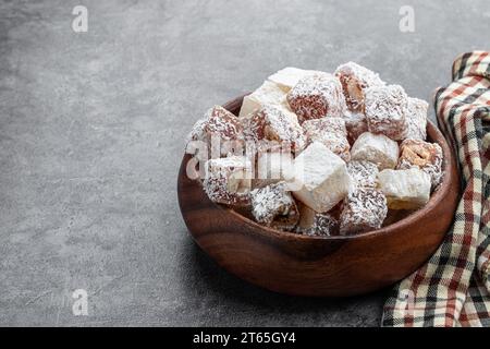 Türkische Delikatesse mit Phistachio und Mandel bedeckt mit Kokosnuss in Holzschale Stockfoto