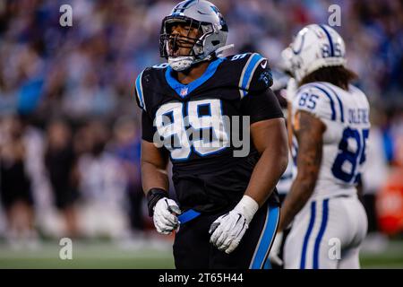 Charlotte, NC, USA. November 2023. Carolina Panthers Defensive Tackle Shy Tuttle (99) feiert im zweiten Quartal des NFL-Matchups gegen die Indianapolis Colts in Charlotte, NC. (Scott Kinser/Cal Sport Media). Quelle: csm/Alamy Live News Stockfoto