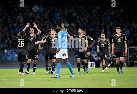 Neapel, Italien. November 2023. Fußball: UEFA Champions League, SSC Neapel - 1. FC Union Berlin im Stadio Diego Armando Maradona in Neapel. Die Union-Spieler feiern das Unentschieden 1-1. Quelle: Matthias Koch/dpa/Alamy Live News Stockfoto