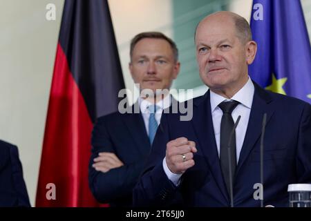 2023 - Deutschland, Berlin - Übergabe des Jahresgutachtens 2023/24 des Sachverständigenrats zur Begutachtung der gesamtwirtschaftlichen Entwicklung an Bundeskanzler Olaf Scholz SPD. Im Hintergrund Christian Lindner FDP, Bundesminister der Finanzen. *** Wirtschaftssachverständige präsentieren Jahresbericht 2023 11 08 Deutschland, Berlin Übergabe des Jahresberichts 2023 24 des Deutschen Sachverständigenrates an Bundeskanzler Olaf Scholz SPD im Hintergrund Christian Lindner FDP , Bundesfinanzminister Stockfoto