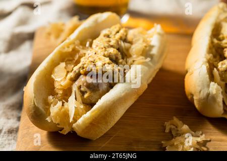 Hausgemachtes deutsches Bratwurst-Sandwich mit Sauerkraut und Senf Stockfoto