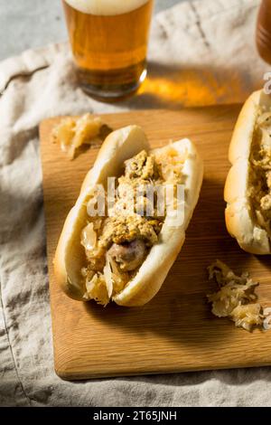 Hausgemachtes deutsches Bratwurst-Sandwich mit Sauerkraut und Senf Stockfoto