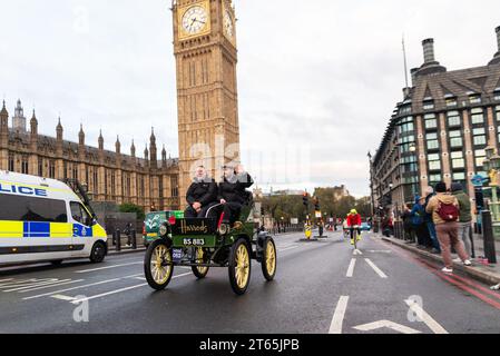 1901 Teilnahme des Waverley-Elektrofahrzeugs an der Rennstrecke London-Brighton, einem Oldtimer-Event durch Westminster, London, Großbritannien Stockfoto