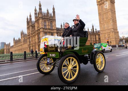 1901 Teilnahme des Waverley-Elektrofahrzeugs an der Rennstrecke London-Brighton, einem Oldtimer-Event durch Westminster, London, Großbritannien Stockfoto