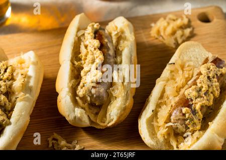 Hausgemachtes deutsches Bratwurst-Sandwich mit Sauerkraut und Senf Stockfoto