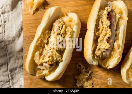 Hausgemachtes deutsches Bratwurst-Sandwich mit Sauerkraut und Senf Stockfoto