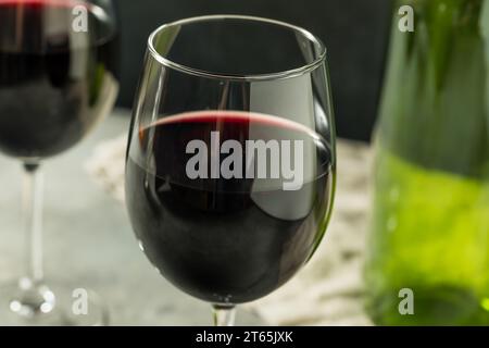 Schnapsburgunder Rotwein im Glas Stockfoto