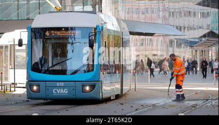 CVAG Wartung des Schienennetztes 07.11.2023, Chemnitz, Straße der Nationen, Mitarbeiter der CVAG arbeitet intensiv an der Wartung der Gleisanlagen und Oberleitungen, Oberleitung wird kontrolliert, eine spezielle Kehrmaschine reinigt die Schienen und Mitarbeiter kärchern die Weichen. Chemnitz Sachsen BRD *** CVAG Instandhaltung des Schienennetzes 07 11 2023, Chemnitz, Straße der Nationen, CVAG Mitarbeiter arbeiten intensiv an der Instandhaltung der Gleisanlagen und Freileitungen, Freileitungen werden überprüft, eine spezielle Kehrmaschine reinigt die Schienen und Mitarbeiter reinigen die Weichen Chemnitz Sachsen BRD Stockfoto