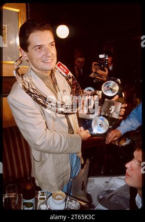 1987: Nicht immer gestalteten sich Falcos präsente zu seiner vollsten Zufriedenheit - Klobrillen-Geburtstag Fotos: Leopold NEKULA/VIENNAREPORT e. U. âÖï FALCO feiert 30. Geburtstag 18. Februar 1987, Cafe Hawelka, Wien. âï Mi, 08.11.2023 - so, 23.06.2024: https://www.musicalvienna.at/de/spielplan-und-tickets/spielplan/production/1062/ROCK-ME-AMADEUS--DAS-FALCO-MUSICAL/calendar . Bild: Weihnachtsbaum FALCO, drapiert mit Geschenken und diversen Veröffentlichungen. Falco * 19. Februar 1957 als Johann Hölzel in Wien 6. Februar 1998 nahe Puerto Plata, Dominikanische Republik war ein österreichischer Krieg Stockfoto