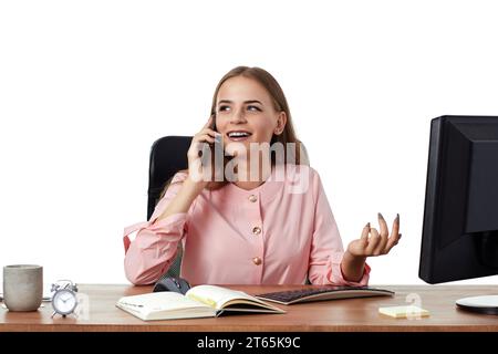 Erfolgreiche Brünette Geschäftsfrau in rosa Hemd, die im Büro telefoniert Stockfoto