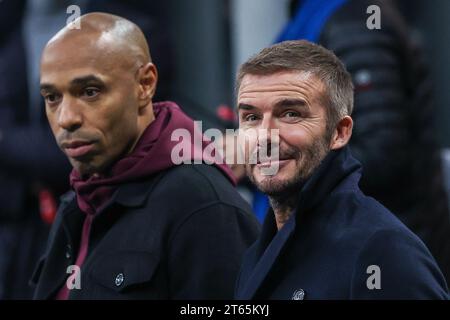 David Beckham (R), ehemaliger Spieler aus England, Manchester United, LA Galaxy und PSG-Spieler und derzeitiger Präsident und Co-Eigentümer von Inter Miami, sieht mit Thierry Henry (L) während des Gruppenspiels der UEFA Champions League 2023/24 - Gruppenphase der Gruppe F zwischen dem AC Mailand und Paris Saint-Germain FC im San Siro Stadium an. Endergebnis; AC Milan 2 : 1 Paris Saint-Germain. Stockfoto