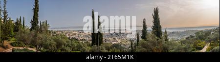 Ein atemberaubender Panoramablick auf die antike Altstadt von Jerusalem, ihre Mauern, Häuser, Synagogen und Moscheen und den Tempelberg mit Blick nach Norden Stockfoto