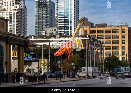 Michigan Avenue, Hardrock Café, Magnificent Mile ist die Einkaufs- und Promenade Street in Chicago, Illinois. Sie liegt zwischen dem Chicago River und dem Lake Shore Drive und bildet den nördlichen Teil der Michigan Avenue. Hard Rock Cafe und McDonalds in Chicago, USA Stockfoto