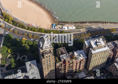 875 North Michigan Avenue ist die Adresse des John Hancock Center. Von der Aussichtsplattform im 94. Stock haben Sie einen guten Überblick über Chicagos Gebäude. Chicago, Usa Stockfoto