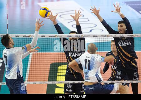 Verona, Italien. November 2023. Block von Aleks Grozdanov von Rana Verona während des Spiels zwischen Rana Verona und Mint Vero Volley Monza, reguläre Saison der Superlega Italian Volleball Championship 2023/2024 in Pala AGSM-AIM am 8. November 2023 in Verona, Italien. Quelle: Unabhängige Fotoagentur/Alamy Live News Stockfoto