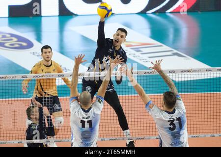 Verona, Italien. November 2023. Angriff von Aleks Grozdanov von Rana Verona während des Spiels zwischen Rana Verona und Mint Vero Volley Monza, reguläre Saison der Superlega Italian Volleball Championship 2023/2024 bei Pala AGSM-AIM am 8. November 2023 in Verona. Quelle: Unabhängige Fotoagentur/Alamy Live News Stockfoto