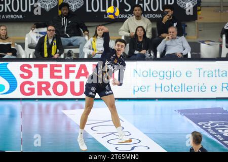 Verona, Italien. November 2023. Francesco Sani von Rana Verona im Spiel zwischen Rana Verona und Mint Vero Volley Monza, reguläre Saison der Superlega Italian Volleball Championship 2023/2024 bei Pala AGSM-AIM am 8. November 2023 in Verona, Italien. Quelle: Unabhängige Fotoagentur/Alamy Live News Stockfoto