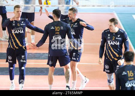 Verona, Italien. November 2023. Jubel von Rana Verona während des Spiels zwischen Rana Verona und Mint Vero Volley Monza, reguläre Saison der Superlega Italian Volleball Championship 2023/2024 bei Pala AGSM-AIM am 8. November 2023 in Verona, Italien. Quelle: Unabhängige Fotoagentur/Alamy Live News Stockfoto