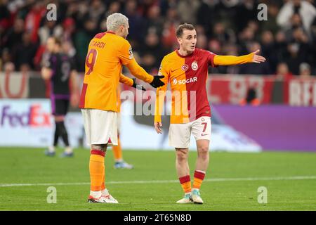 München, Deutschland. November 2023. Galatasaray-Stürmer Mauro Icardi (9) und Galatasaray-Stürmer Muhammed Kerem Akturkoglu (7) Gesten und Streiten beim Spiel Bayern München FC gegen Galatasaray A.S. FC UEFA Champions League Group A in der Allianz Arena, München, Deutschland am 8. November 2023 Credit: Every Second Media/Alamy Live News Stockfoto