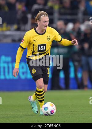 DORTMUND - Julian Brandt von Borussia Dortmund beim Bundesliga-Spiel zwischen Borussia Dortmund und FC Bayern MŸnchen am 4. November 2023 im Signal Iduna Park in Dortmund. ANP | Hollandse Hoogte | GERRIT VAN COLOGNE Stockfoto