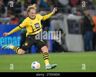DORTMUND - Julian Brandt von Borussia Dortmund beim Bundesliga-Spiel zwischen Borussia Dortmund und FC Bayern MŸnchen am 4. November 2023 im Signal Iduna Park in Dortmund. ANP | Hollandse Hoogte | GERRIT VAN COLOGNE Stockfoto