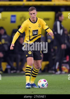 DORTMUND - Nico Schlotterbeck von Borussia Dortmund während des Bundesliga-Spiels zwischen Borussia Dortmund und FC Bayern MŸnchen am 4. November 2023 im Signal Iduna Park in Dortmund. ANP | Hollandse Hoogte | GERRIT VAN COLOGNE Stockfoto