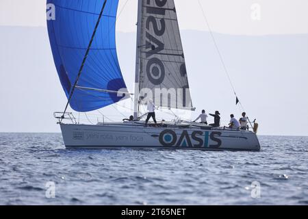 Bodrum, Türkei. 07. Oktober 2023: Segelboote segeln bei windigem Wetter im blauen Wasser der Ägäis, an den Ufern des berühmten Urlaubsziels Stockfoto