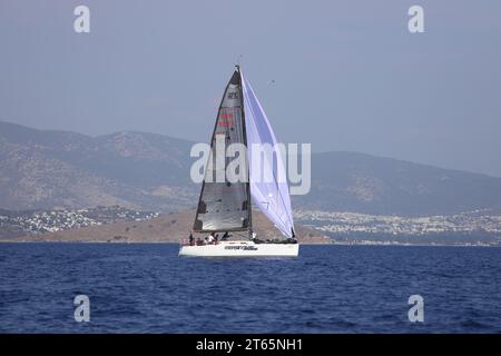 Bodrum, Türkei. 07. Oktober 2023: Segelboote segeln bei windigem Wetter im blauen Wasser der Ägäis, an den Ufern des berühmten Urlaubsziels Stockfoto