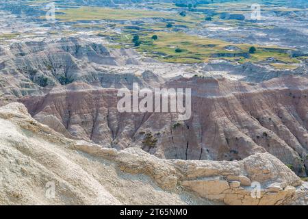 Durch Erosion werden farbenfrohe Schichten von Sedimentgestein im Badlands-Nationalpark in South Dakota, USA, freigelegt Stockfoto