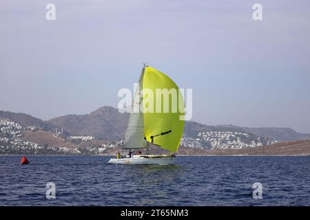 Bodrum, Türkei. 07. Oktober 2023: Segelboote segeln bei windigem Wetter im blauen Wasser der Ägäis, an den Ufern des berühmten Urlaubsziels Stockfoto