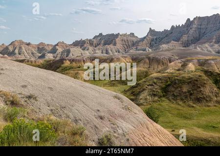 Durch Erosion werden farbenfrohe Schichten von Sedimentgestein im Badlands-Nationalpark in South Dakota, USA, freigelegt Stockfoto